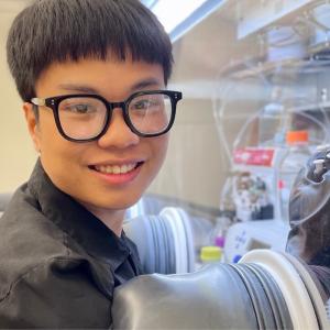 Bach Nguyen in the lab
